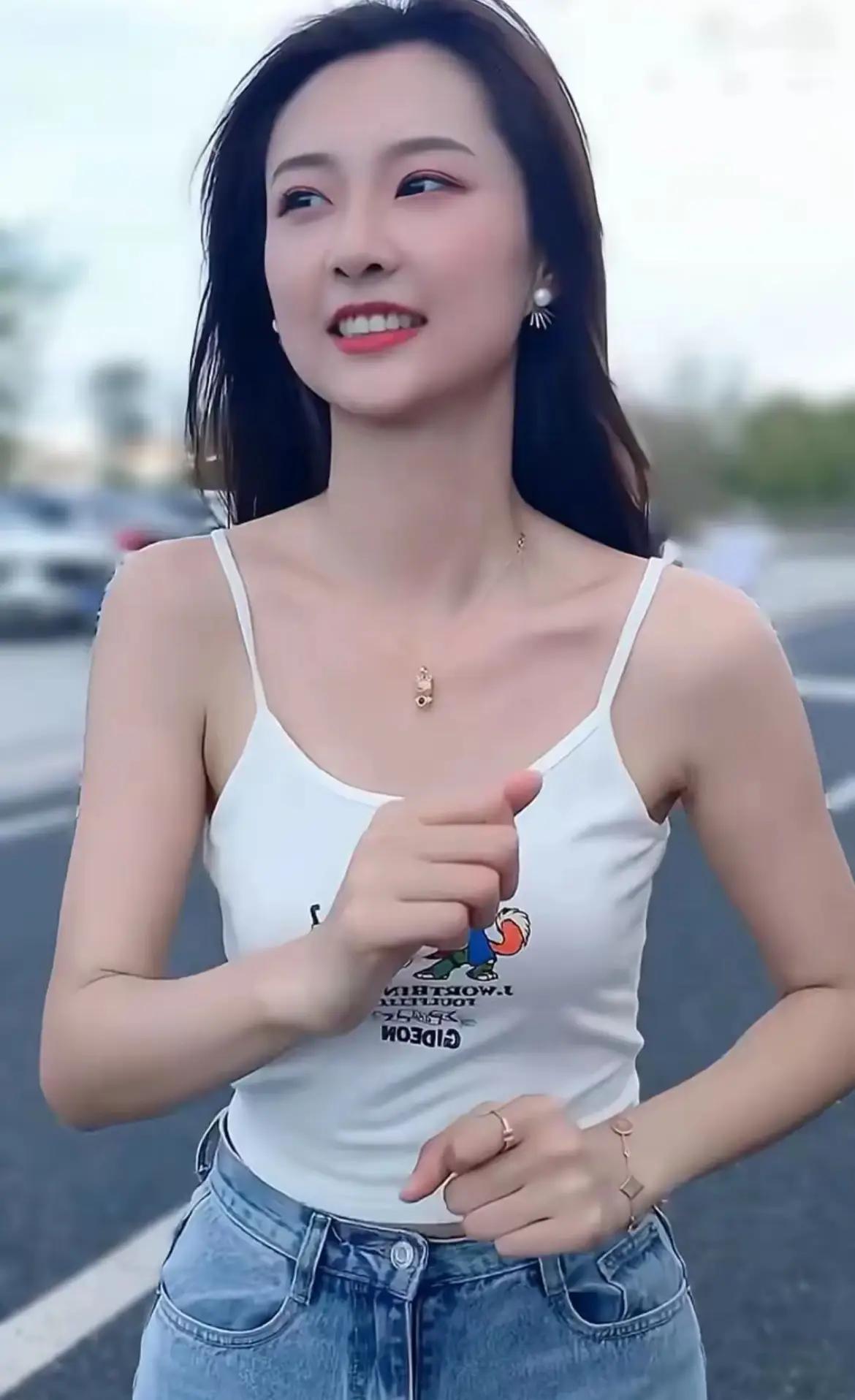 美女模特照应该怎样拍 嘿，给美女模特拍照那可是门大学问，就像烹饪一道精致的菜肴，