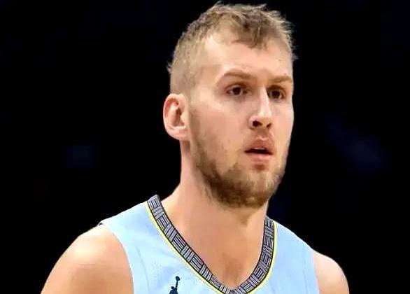 兰代尔在火箭坐了冷板凳，场均4.8分，11分钟不到，三分稀松，防守也挨批。乌杜卡