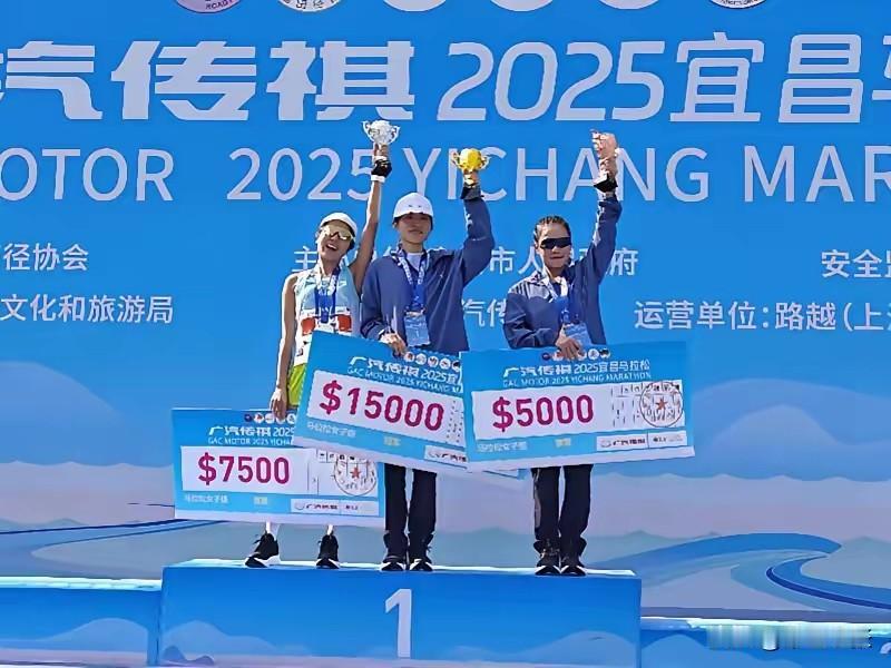 “最快女护士”张水华复出！11月2日，在2025宜昌马拉松赛中，她以2小时35分