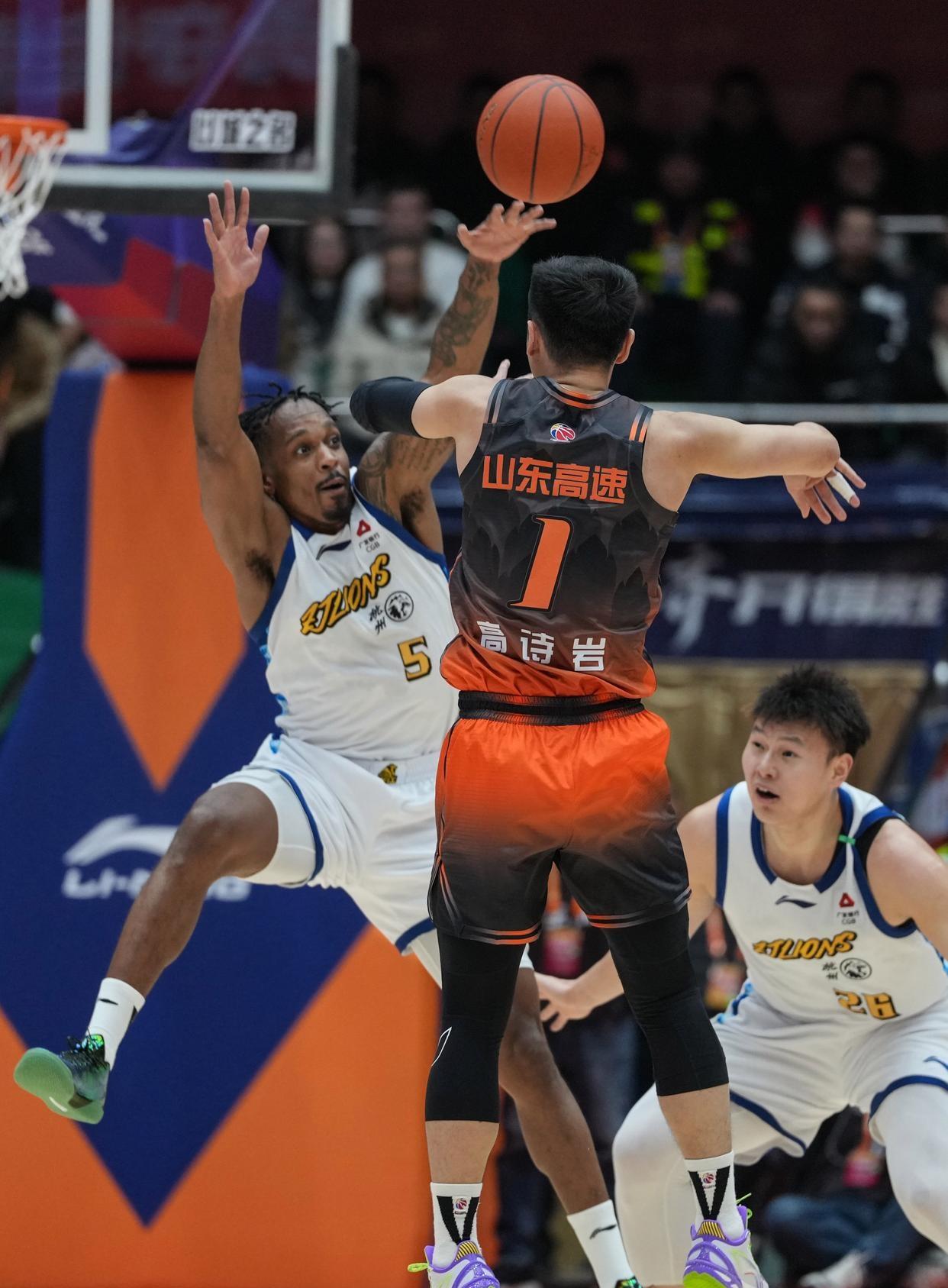 一节独得21分，险些上演超级大逆转，这球员全CBA找不到第二个。
山东高速回到济