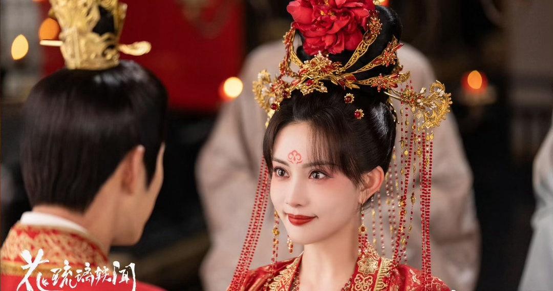 明艳浓烈的正红婚服直接狠狠戳中审美，孟子义浓颜长相配上精致的大婚妆造，氛围感直接
