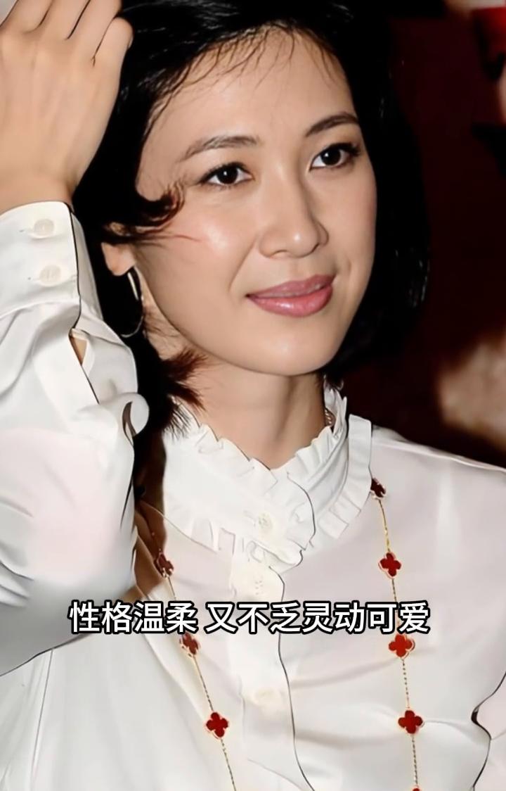 她容貌极出色，气质稳重而雅致，性格温柔又不乏灵动可爱。这般与生俱来的美貌与风韵，