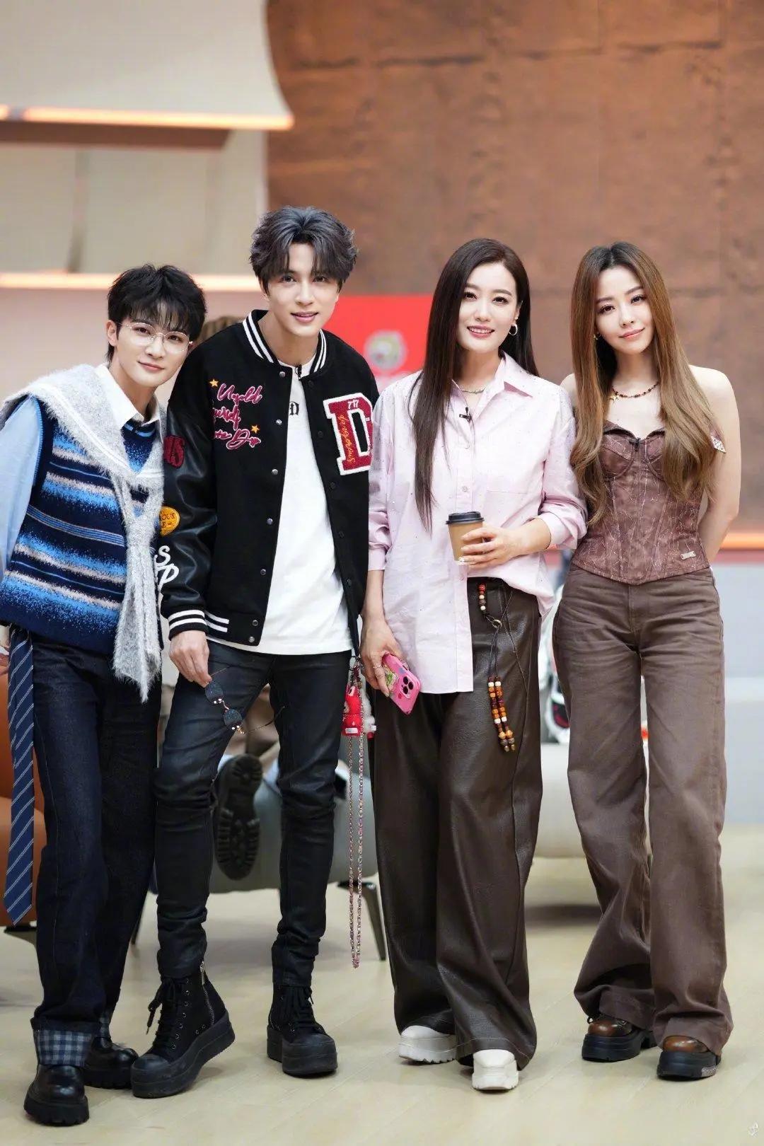 这张照片两头是周深和张靓颖，中间两位愣是想不起是谁了。谁能告诉我啊？