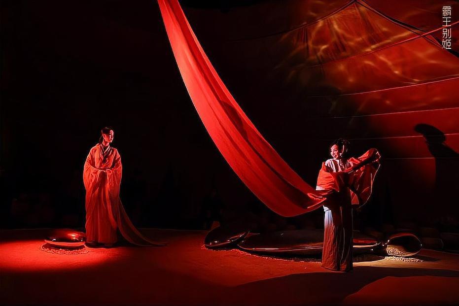 莫言改编的歌剧《红高粱》刚谢幕不久，他改编的话剧《霸王别姬》4月又在北京上演了，