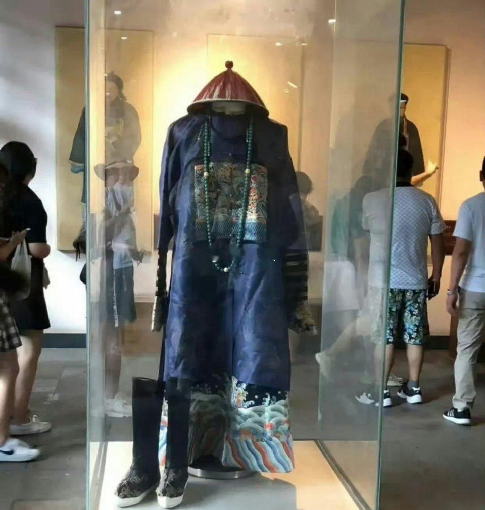 古代那么多官服，为什么只有清朝的看上去很恐怖呢？ 