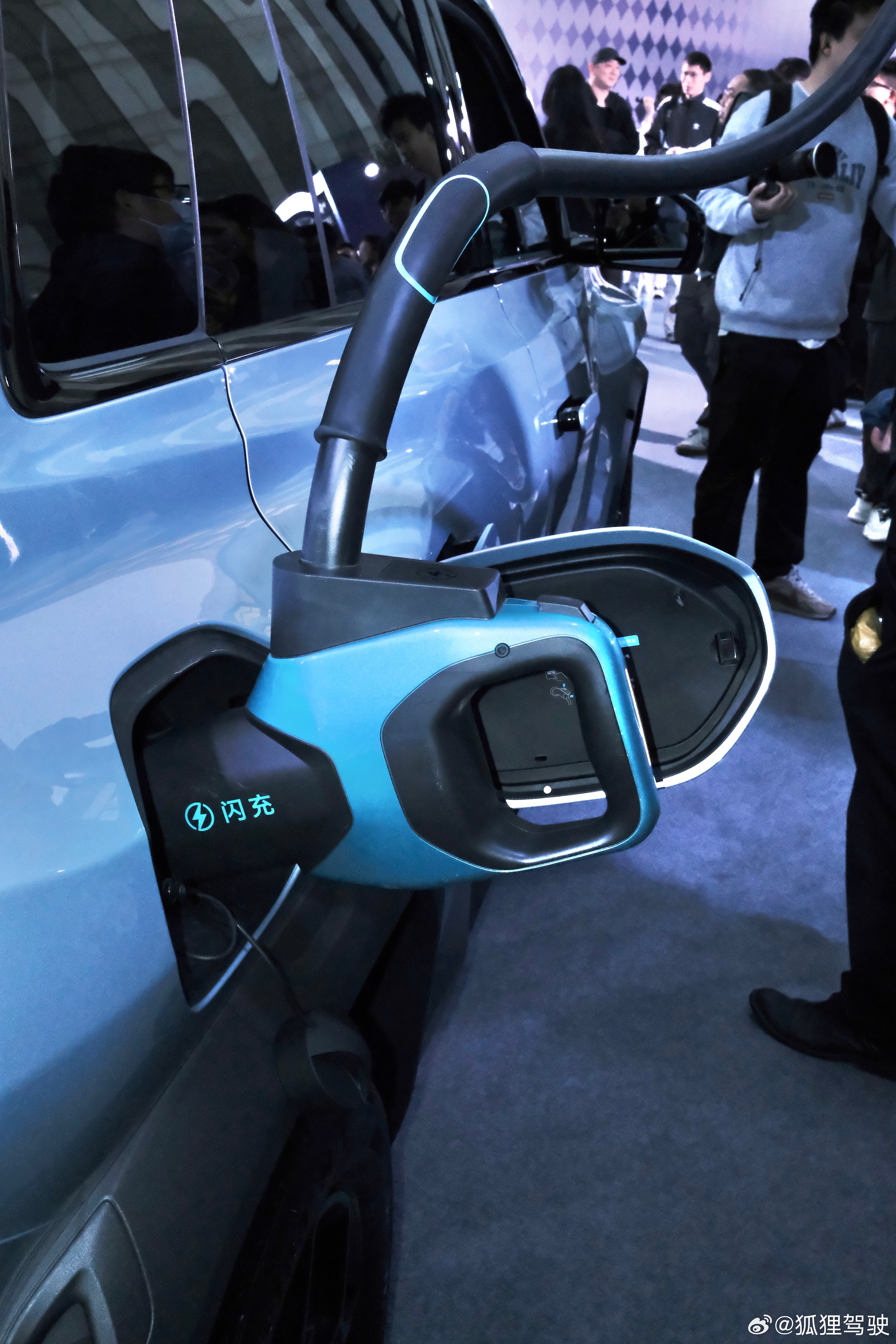 今天来参加比亚迪方程豹钛3闪充版的发布会，回来的路上我一直在琢磨一个事儿：在这个