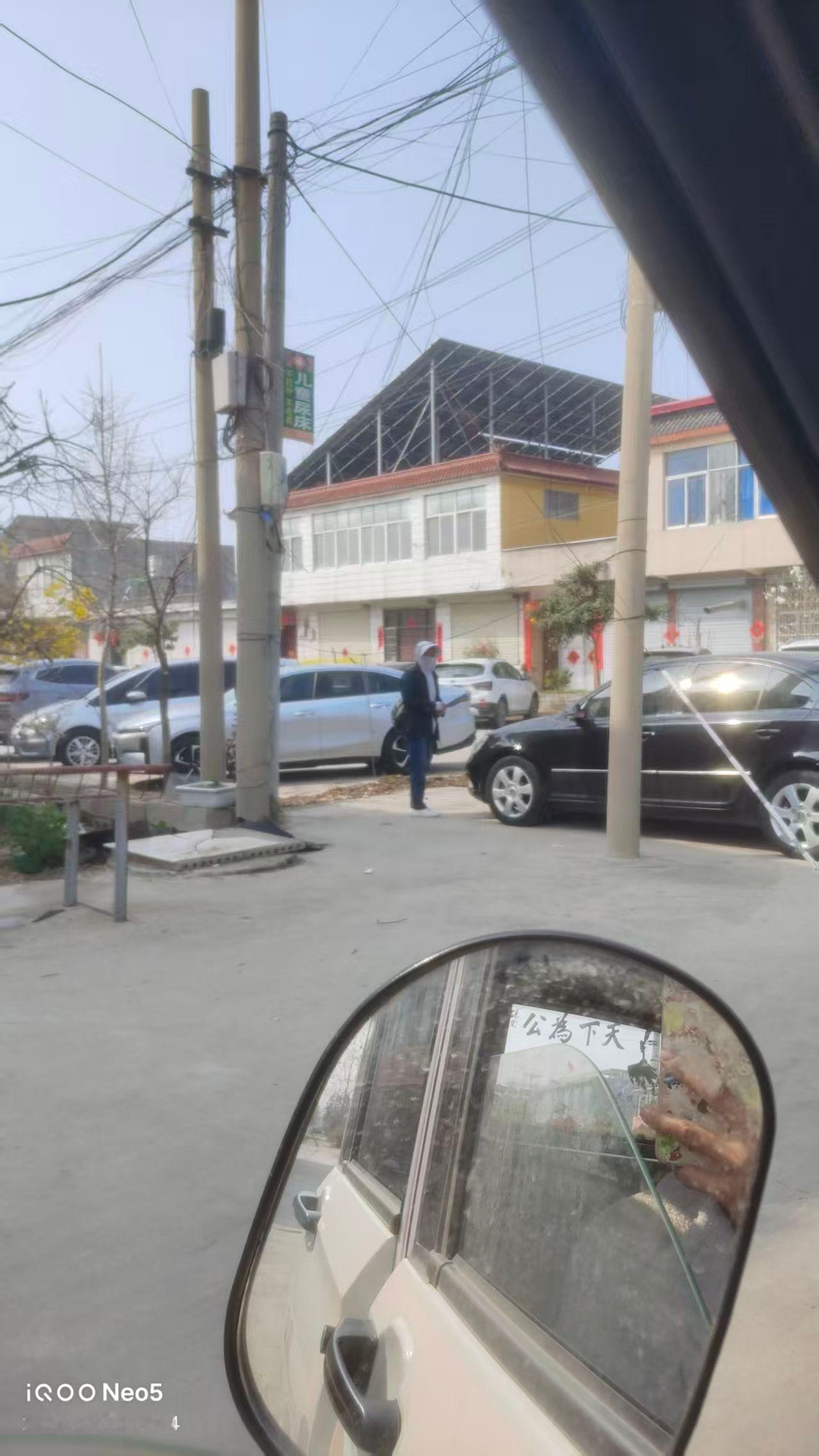 捂这么严实做啥，又没大太阳，奇了怪了。