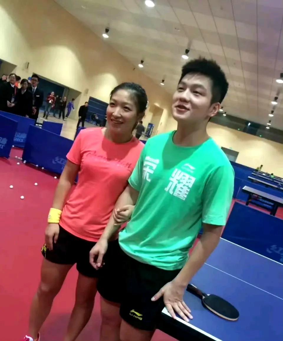 刘诗雯和小胖樊振东这张合照好有爱啊！真是满屏的友谊感！做为大小胖6岁的大姐姐。刘