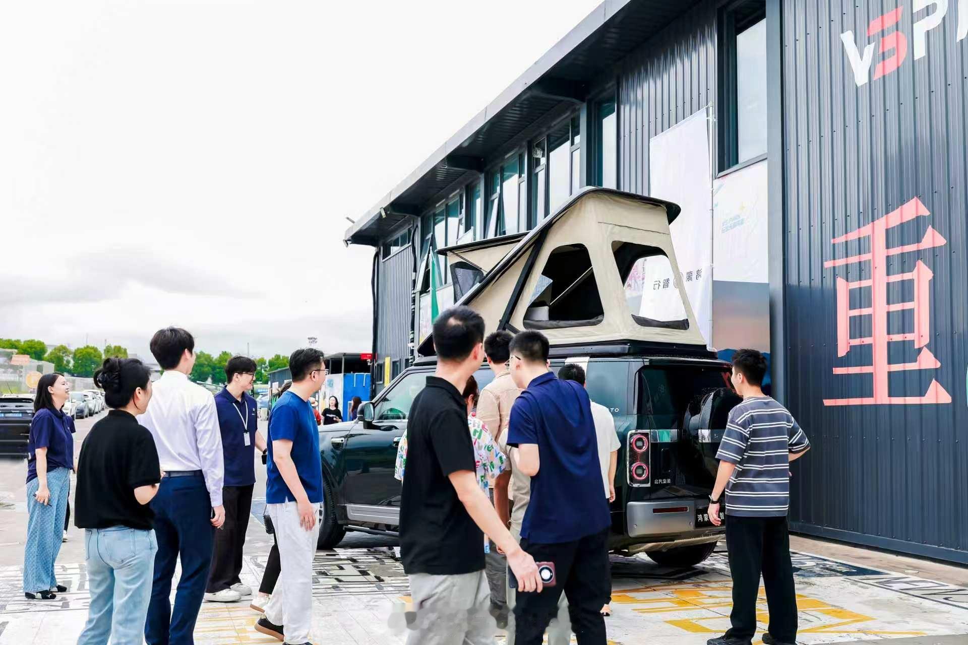 鸿蒙智行首款科技豪华硬派SUV——享界G9，目前正于全国门店开展火热试驾。凭借硬