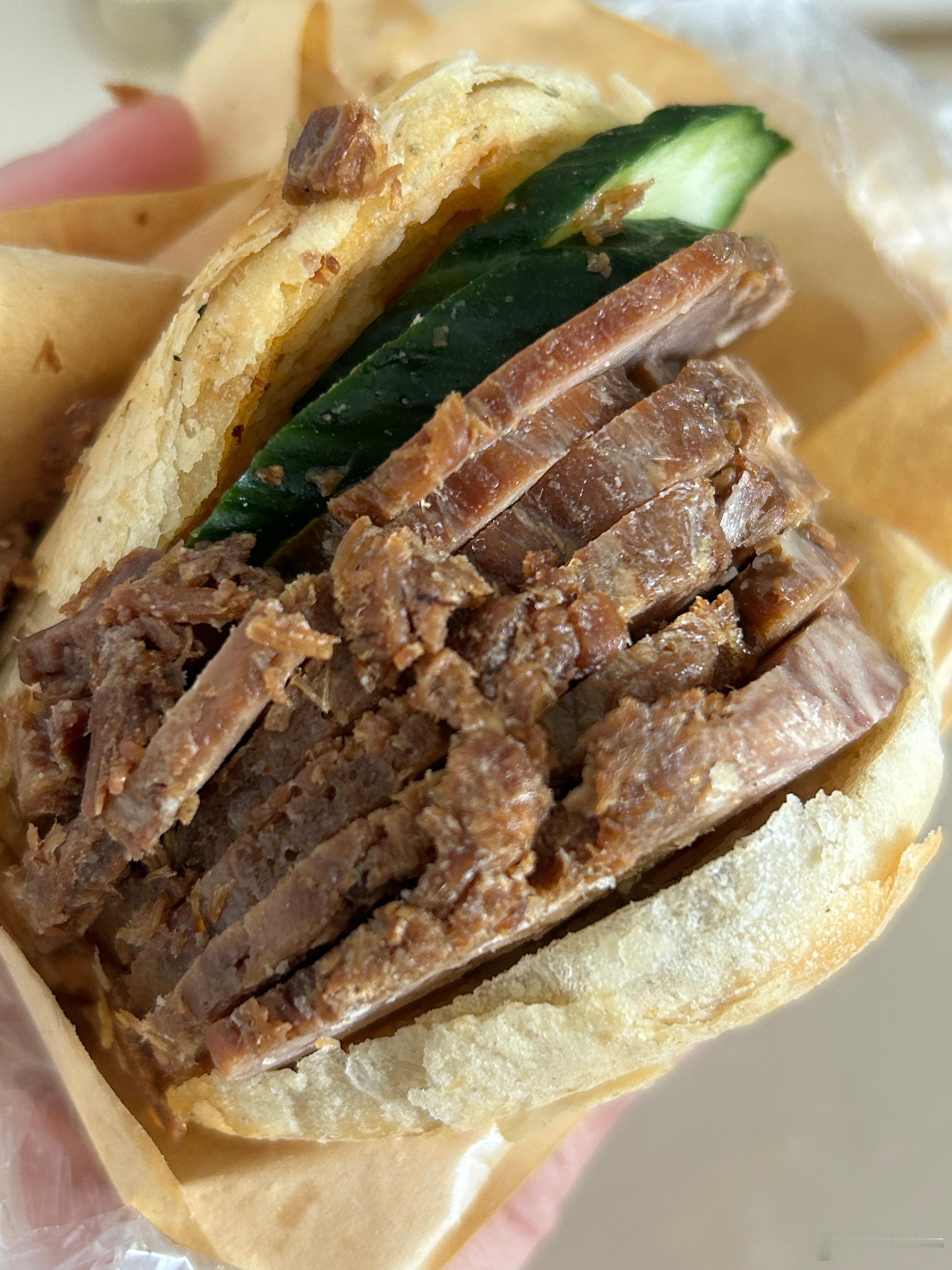 减肥第47天早餐：腰果+酸奶午餐：牛肉烧饼*2晚餐：西梅+火龙果+酸奶+梅菜扣肉