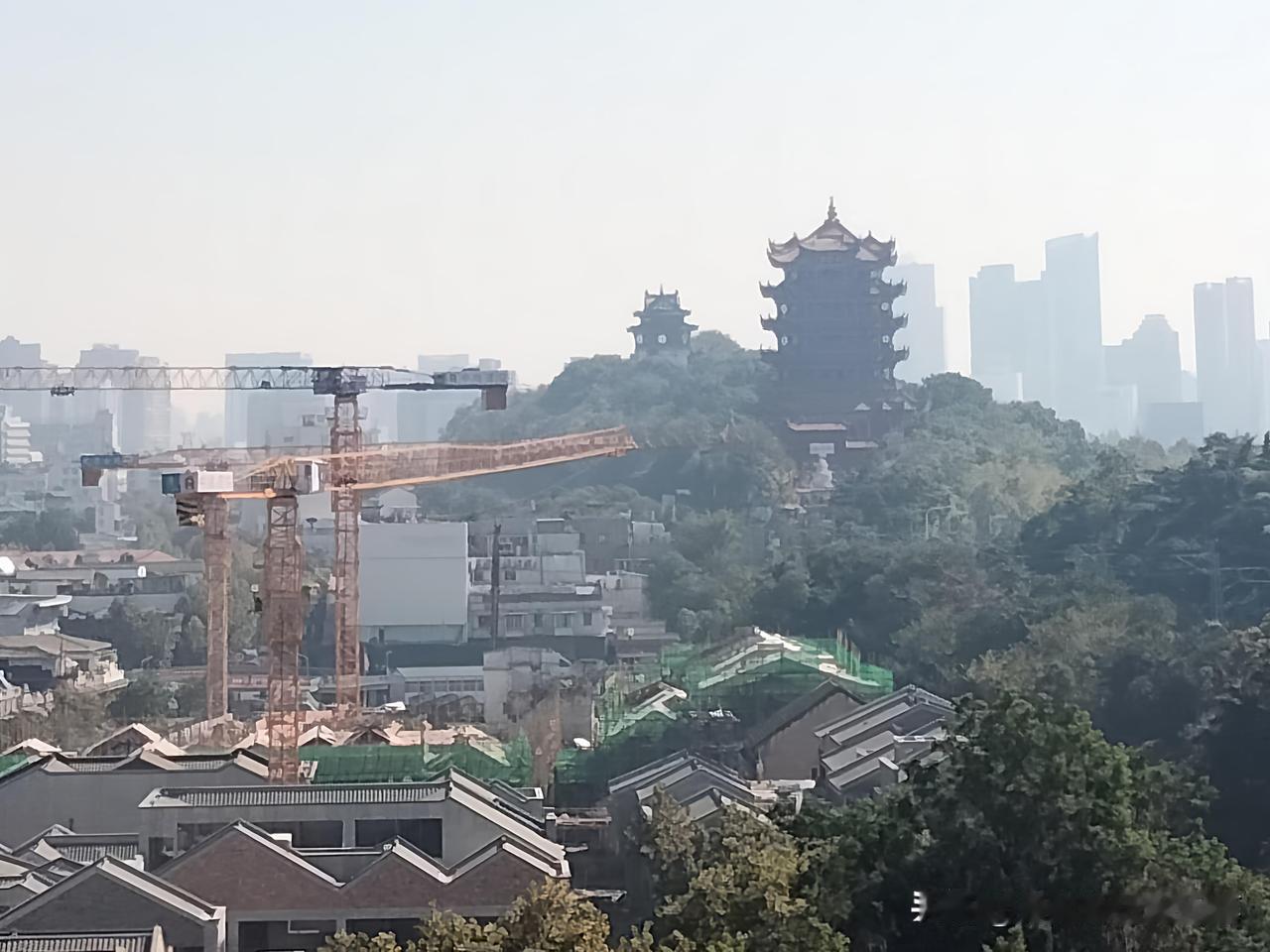 揭开黄鹤楼三大秘密：

其一，现在人们看到的黄鹤楼为钢筋水泥骨架，并非想象中的木