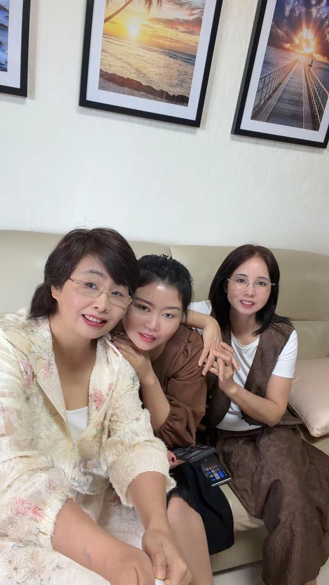 别问我们多少岁，美颜一开，就是照骗，永远18岁！姐妹局气氛组就位 我和我的集美们