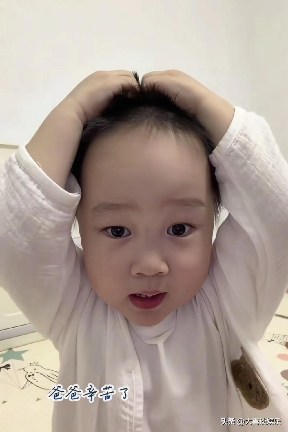 米乐对着镜头找爸爸，
一个劲问“阿爸去哪儿了”
我敢说，他爸爸没和他一起生活。