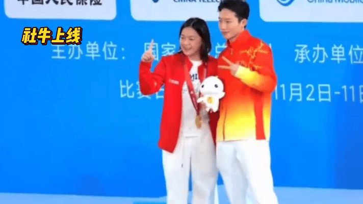 十五运会跳水赛场暖心一幕刷屏！王宗源以549.85分卫冕男子3米板冠军后，主动摘