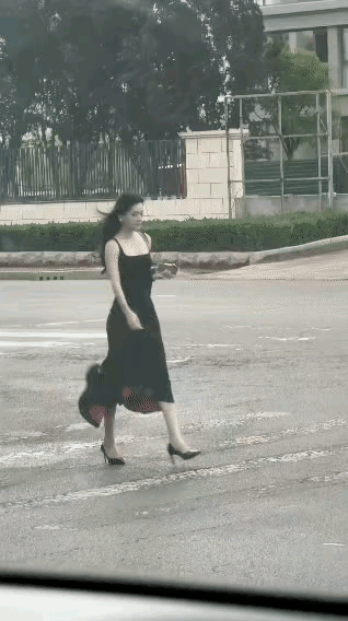 自信潇洒，走路带风