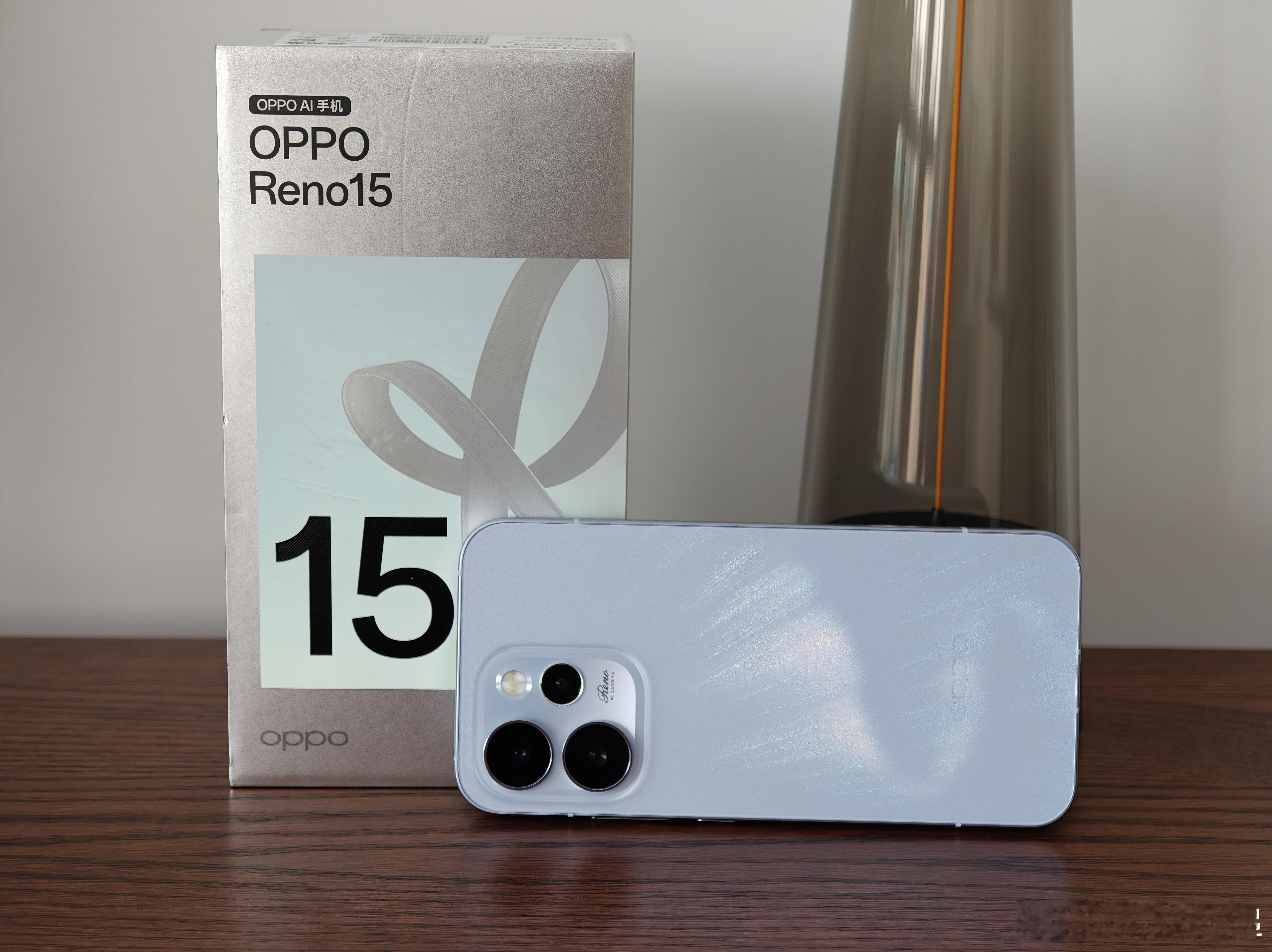 随手拍几张Reno15「极光蓝」，大家感受下这布灵布灵的外观，而且标准版的小巧机