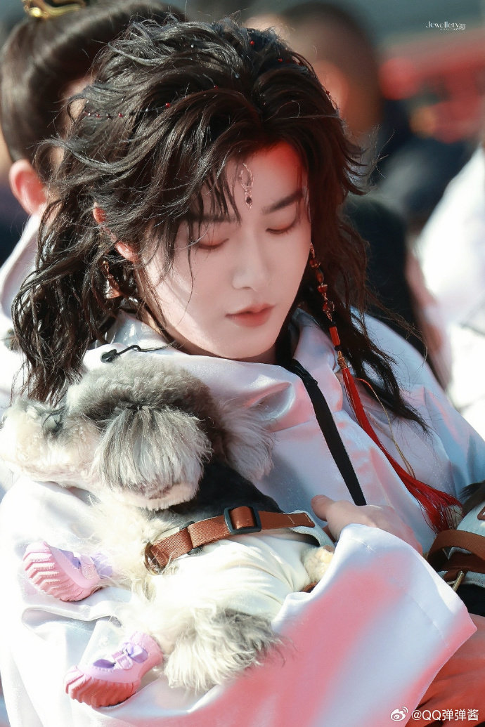 魂判九川组服 亮丝组服阳光下超吸睛 氛围感直接拉满 魂判九川开机名场面，组服造型