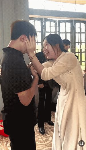 好似伴郎和伴娘。
伴郎“偷鸡不成蚀把米”，竟然还哭了……
不过，伴娘还是很会安慰