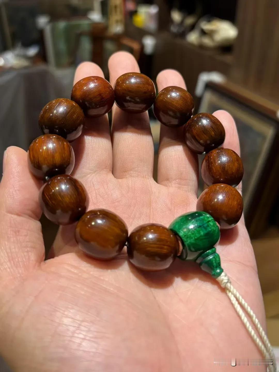 私人收藏的一条老犀角雕刻手串，角质颜色偏古铜色，形同蜜枣，莹润无比。搭配一颗虬角