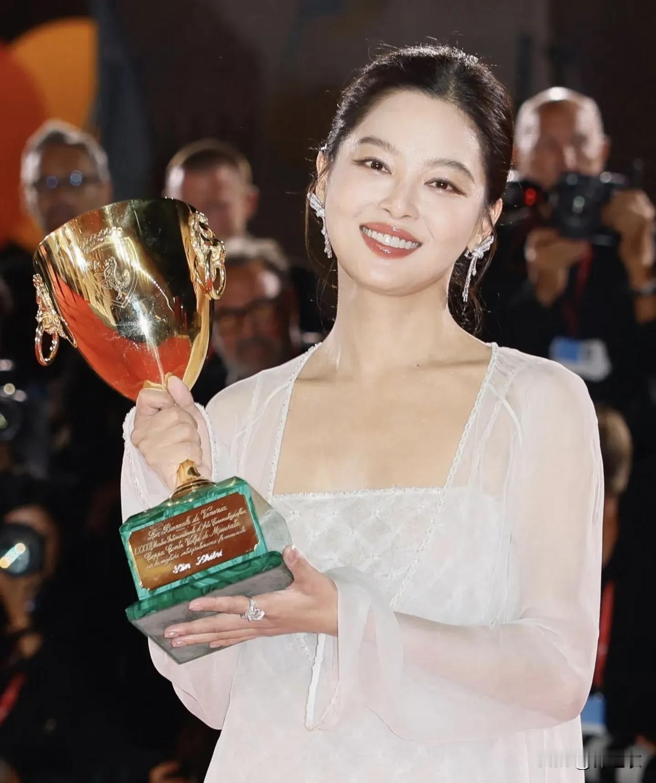 辛芷蕾得奖了，这不是一件很值得高兴的事情吗？为什么很多人非黑即白。

而且辛芷蕾