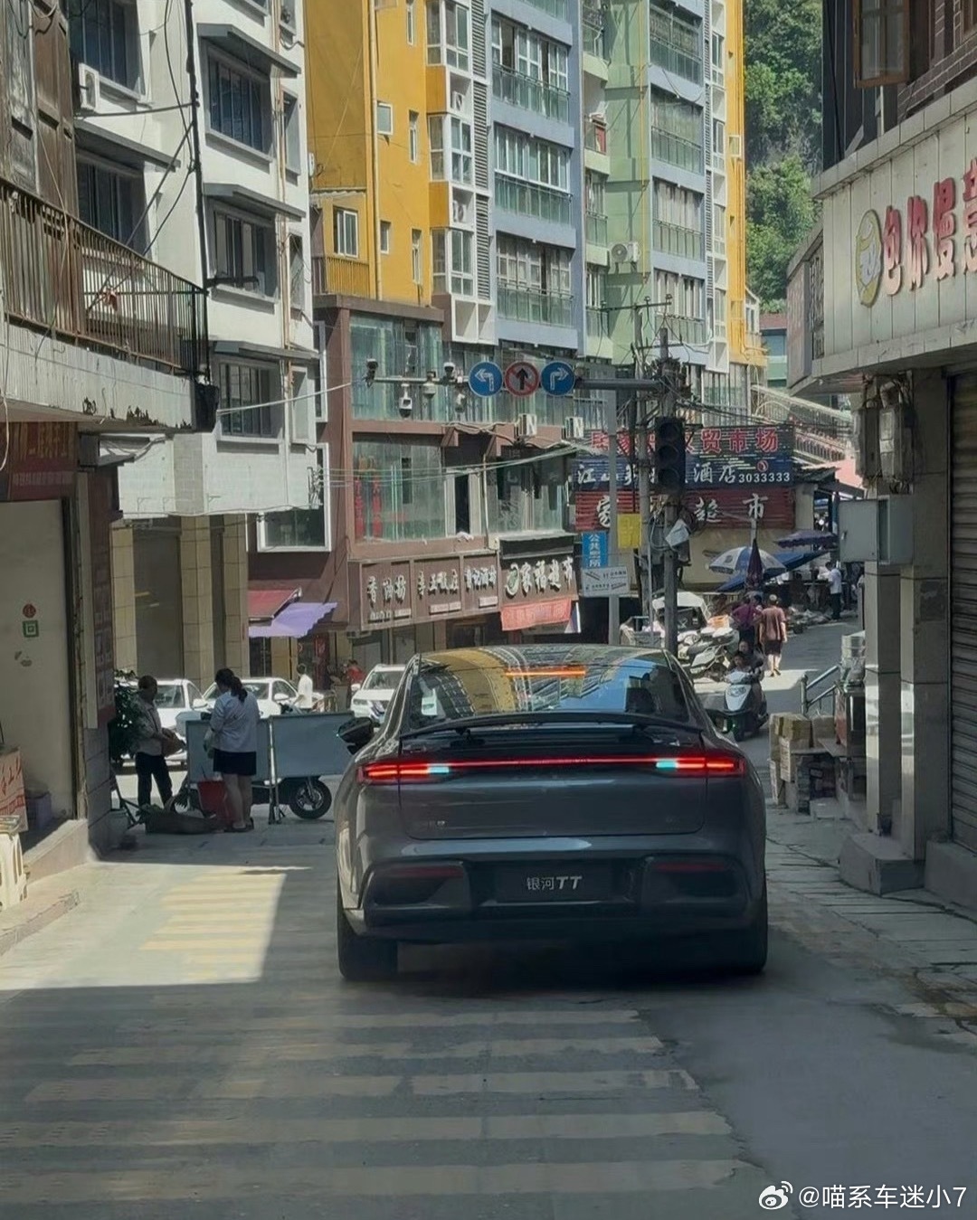 都说盐津是国内最窄县城，整个县城夹在峡谷中间，路又窄，旁边就是悬崖峭壁，开车本身