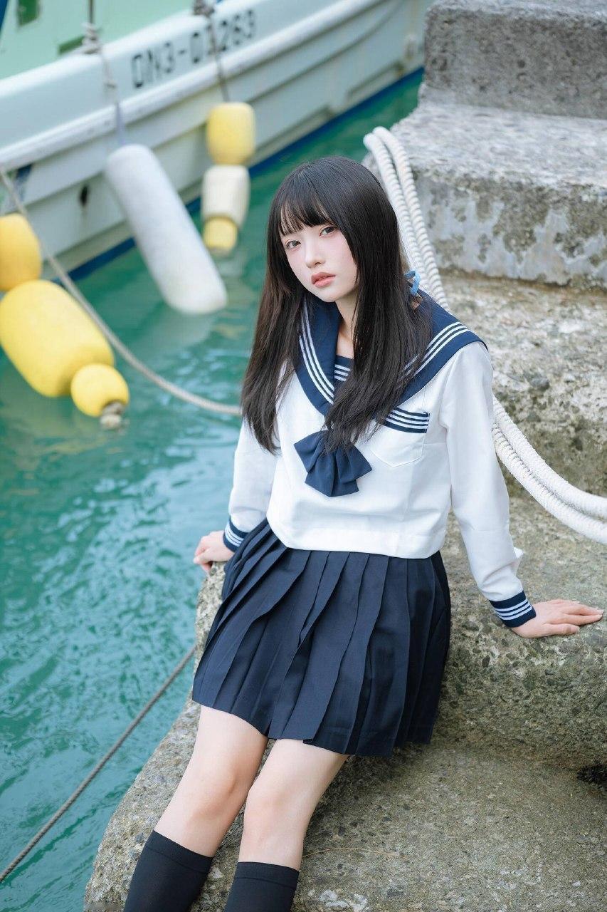 海边的少女，校服风，清新自然，阳光明媚，少女心满满！校服 分享美少女倩影 清纯校