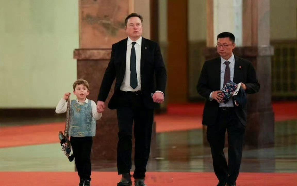 马斯克携小儿子现身人民大会堂晚宴，小朋友上身穿的是算新中式上衣吗？特朗普访华欢迎