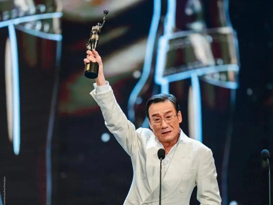 刘嘉玲的预言再次成真。
 
她早就吐槽过：
 
金像奖的影帝，不是姓刘，就是姓梁