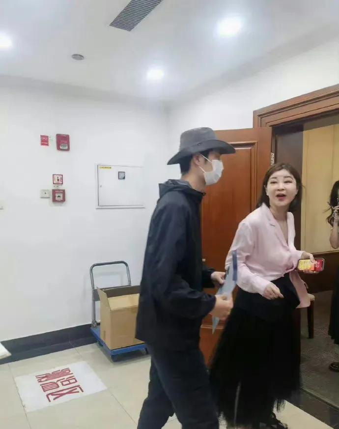 王一博低调参加广电职业道德建设座谈会，身穿防晒服戴着小礼帽看着精干时尚。双手拖着