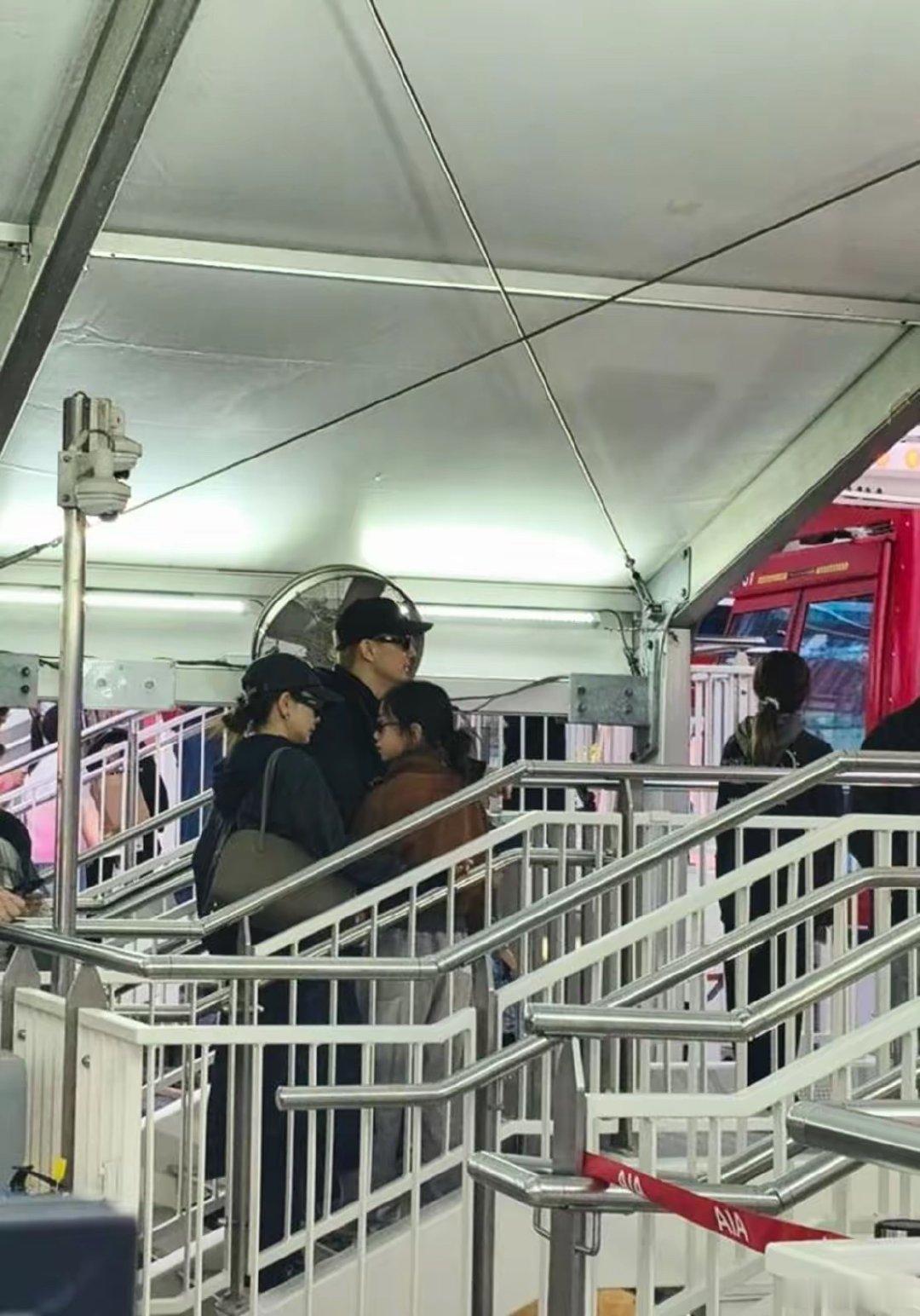 网友香港偶遇戚薇李承铉一家四口香港偶遇戚薇李承铉一家四口 网友香港偶遇戚薇李承铉