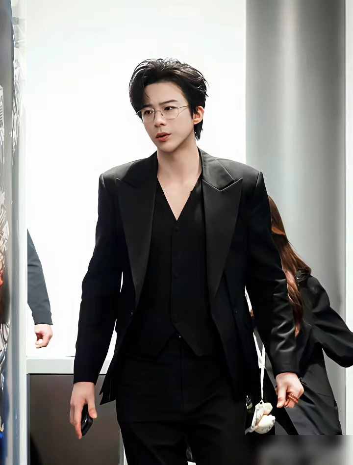 刘宇宁的嘴，一半是圈粉利器，一半是惹祸根苗。前脚刚为金靖包场，后脚就念叨着迪丽热