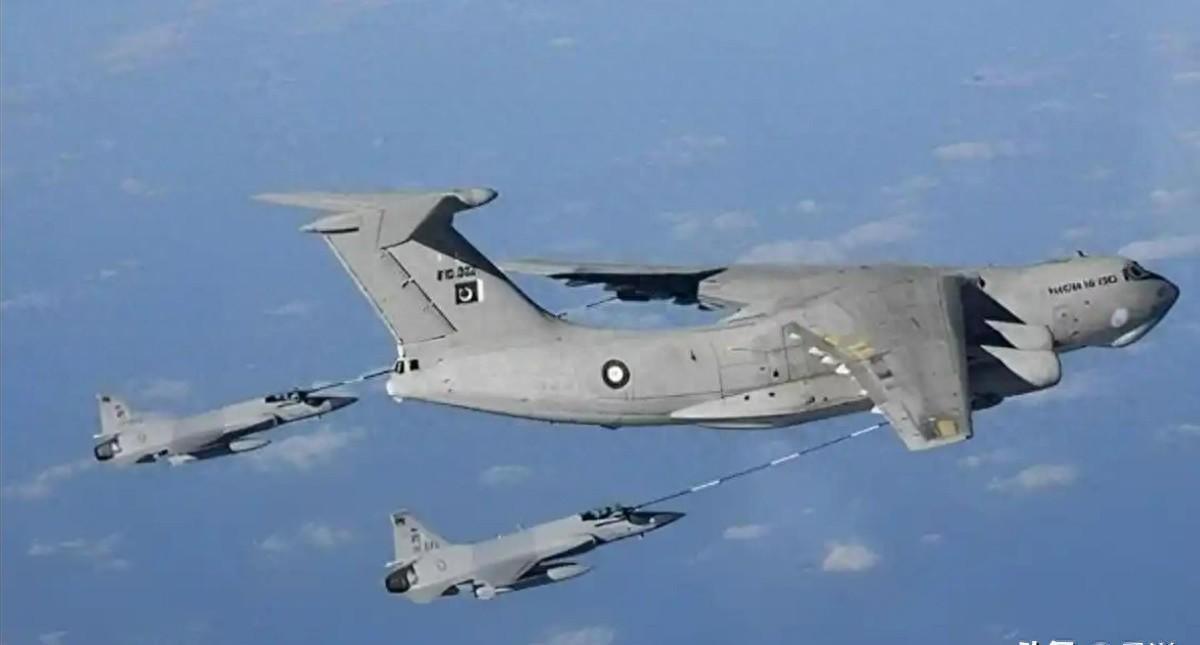 谁能想到！4月9日，波斯湾上空突然杀出一个重装飞行编队，足足14架军机遮天蔽日。