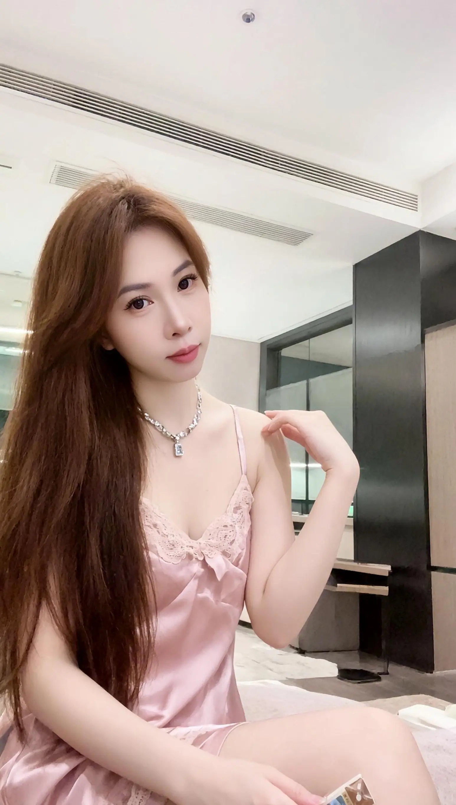 粉色吊带裙 纯欲还是纯御 纯欲少女感 居家美女