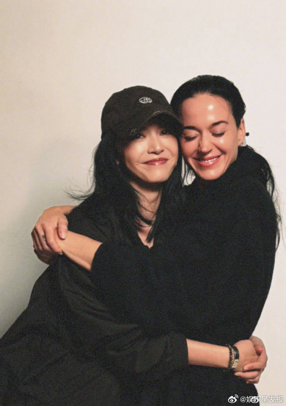 姚晨水果姐合照姚晨送水果姐虎头帽 一张美丽的脸旁边是另一张美丽的脸！被姚晨和水果