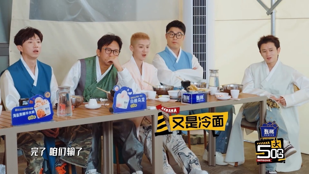 鹿晗粉色朝服是自己选的鹿晗一直在going 鹿晗那件粉色朝服是自己选的哎，好适合