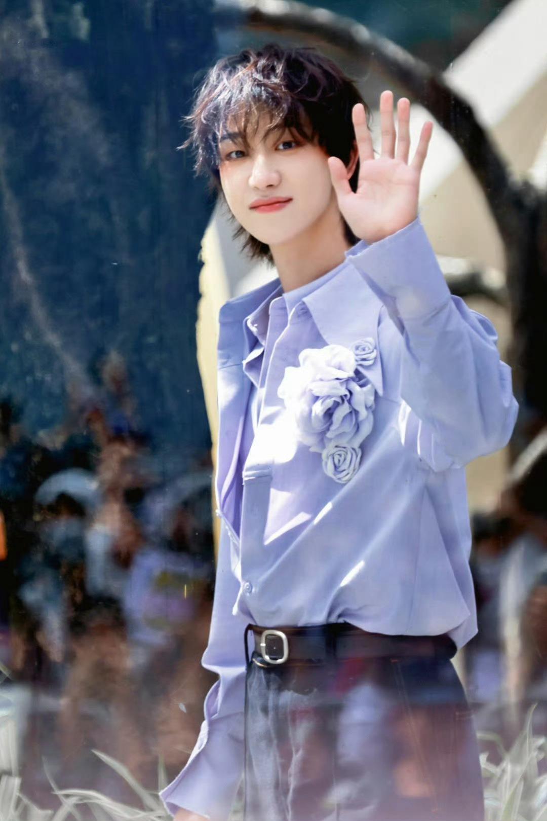 #徐明浩国内综艺再跳团舞# 在国内也要大方跳舞，徐明浩生来就属于舞台！音乐一起气