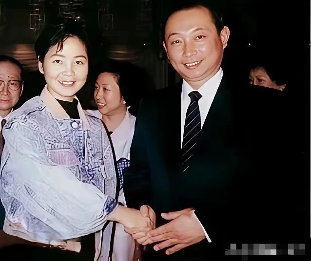 这张世纪同框老照片背后藏着一段难得的跨界相遇，1987年10月天津青年...
