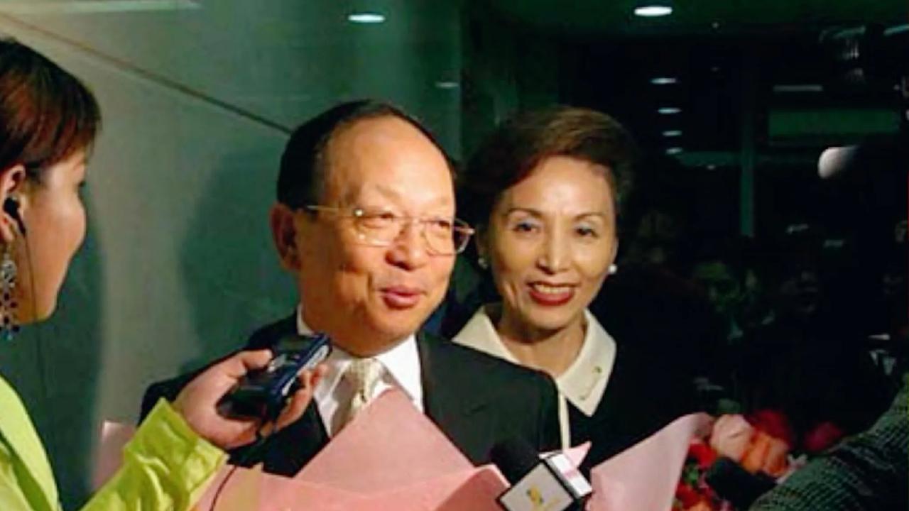 记者采访蒋孝严：你写了一本自传体的书，《蒋家门外的孩子》，蒋友柏写了一本《悬崖边