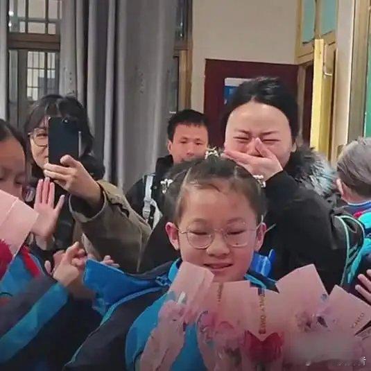 《意外失去双腿的“轮椅女孩”第一次靠自己走回教室！师生鼓掌欢迎》播放量：257作