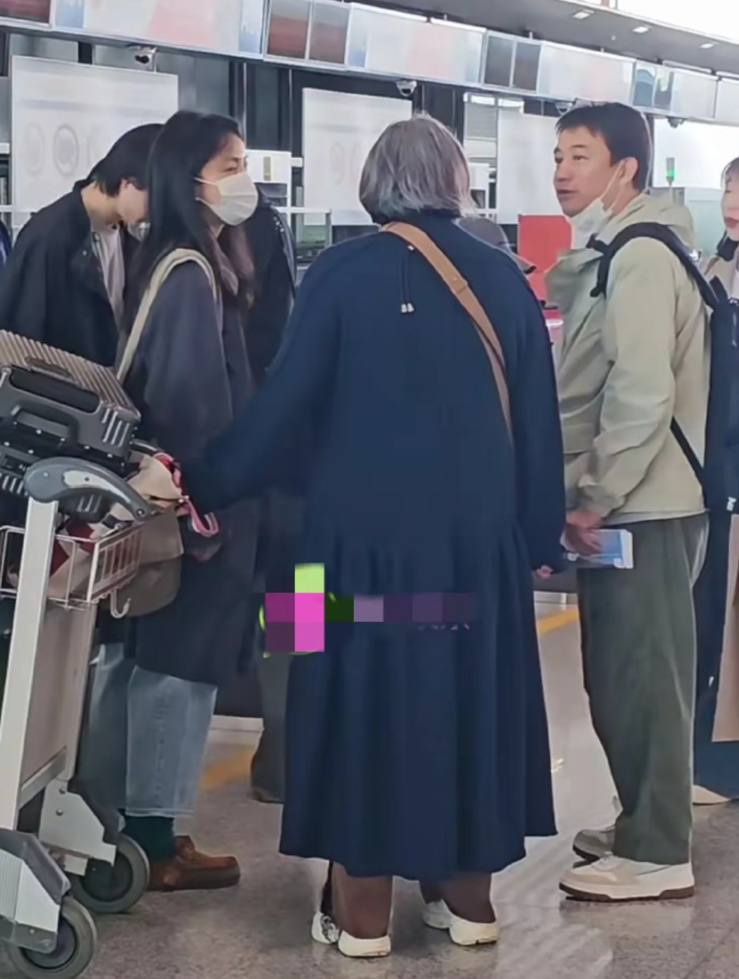 黄磊夫妇机场邂逅洪晃，洪晃不愧是京圈名媛，气场强大到可以忽略身边人，当年陈导最怕