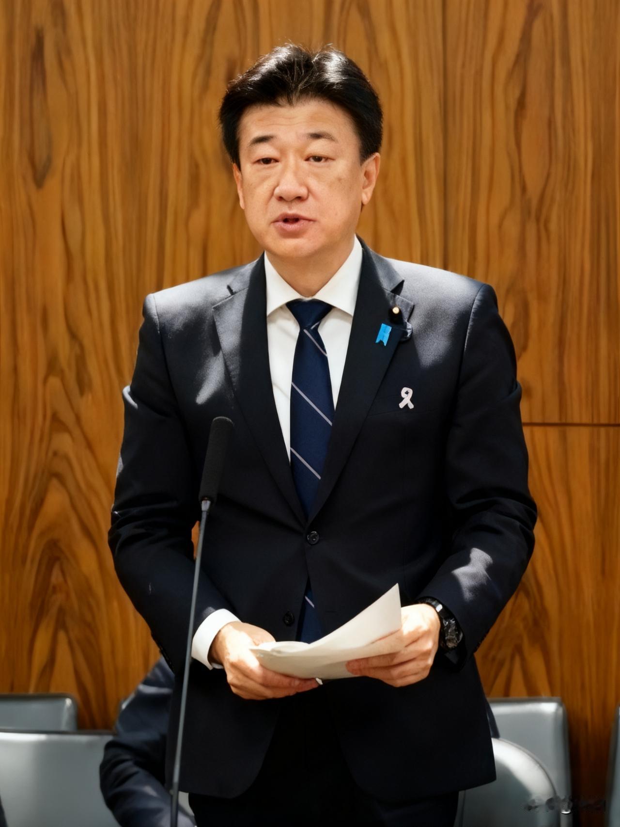 这两天日本那边关于台海的消息可太热闹了，反转来得比翻书还快。

11月17号，日