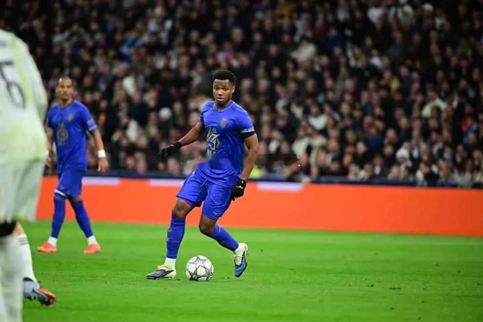 据《队报》报道，摩纳哥俱乐部正考虑激活与巴塞罗那商定的、针对西班牙前锋法蒂的11