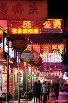 凤凰美食街位于芜湖市镜湖区中山北路，2000年建成开街，全长666米，是安徽著名