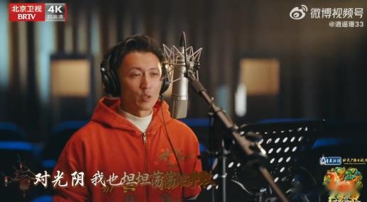 王菲在央视 谢霆锋在北京台 真的被这两位的跨台合体给甜到了！王菲在央视依然保持着