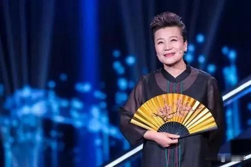 小香玉离婚后嫁了个小5岁的老公，孩子和事业两手抓，真是个拼命三娘！
这婚真是过得