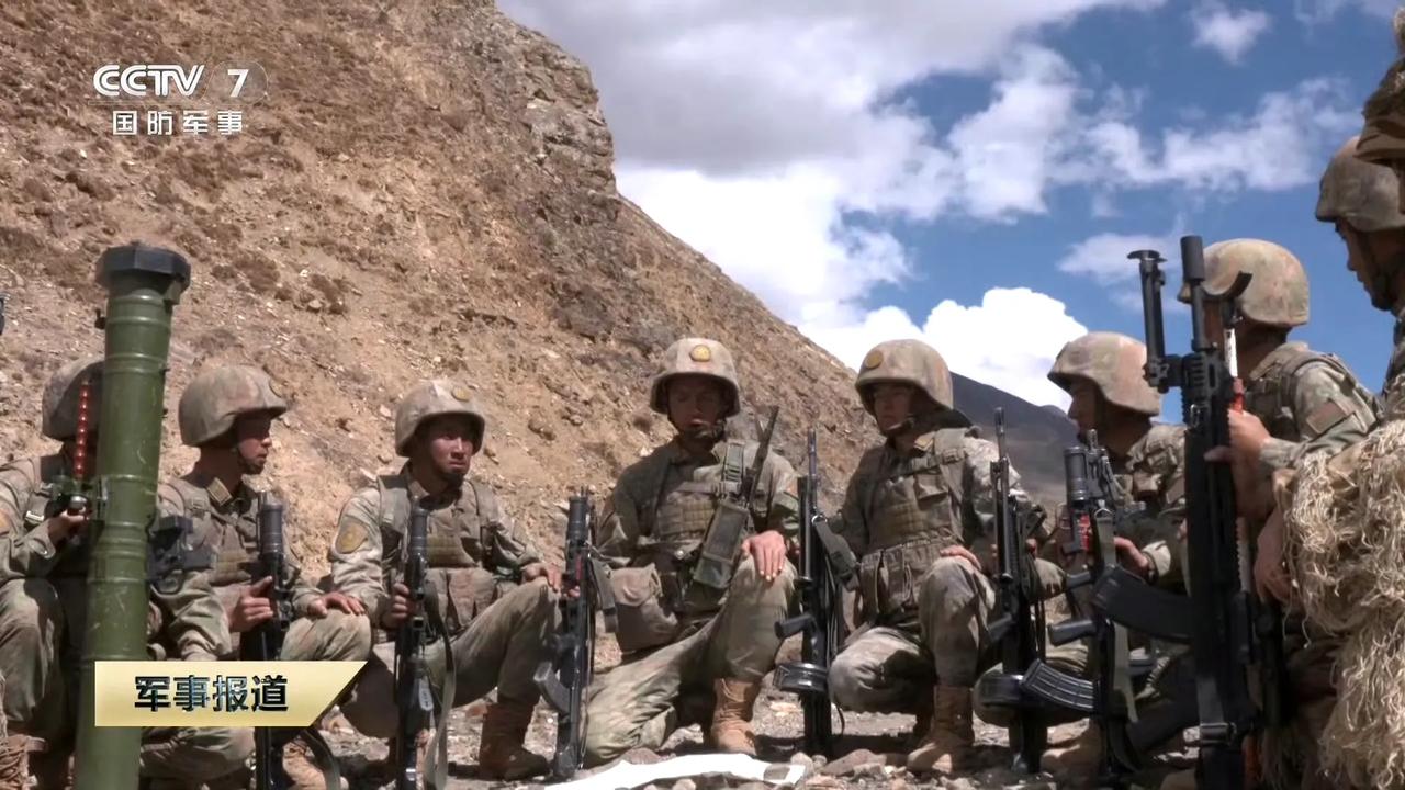 这是我军一个班的火力配置，四部榴弹发射器外加两挺机枪。我个人感觉，我军一个班的火