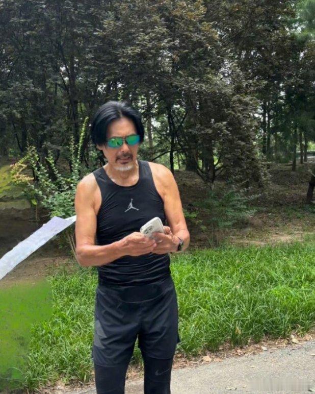 周润发现身北京公园跑步，和众多粉丝合影没架子。最近很多网友在北京朝阳公园偶遇周润