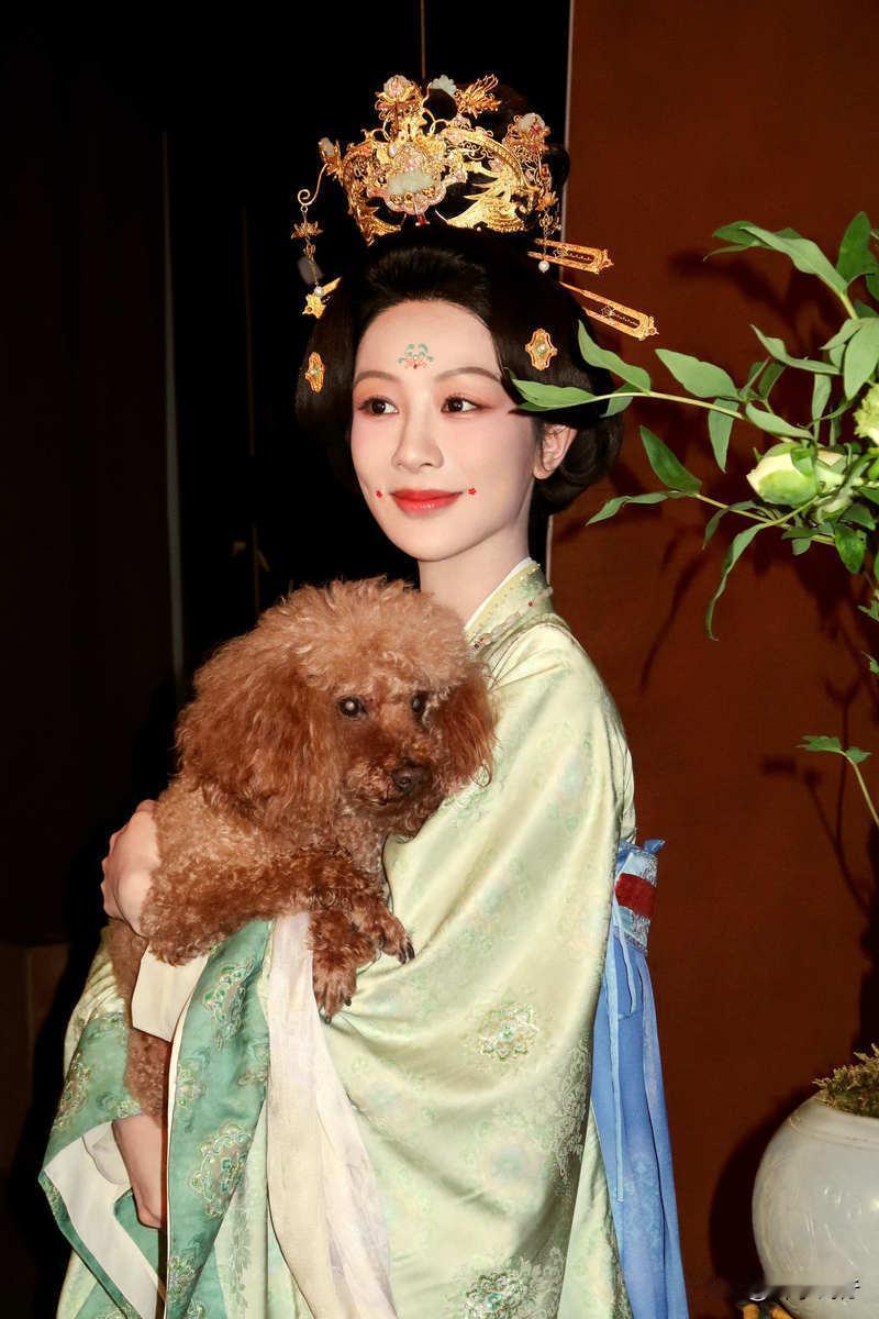 她唐风妆造，气质温婉，甜美笑容温暖人心。 在近日的一次公开亮相中，杨紫以一袭精致