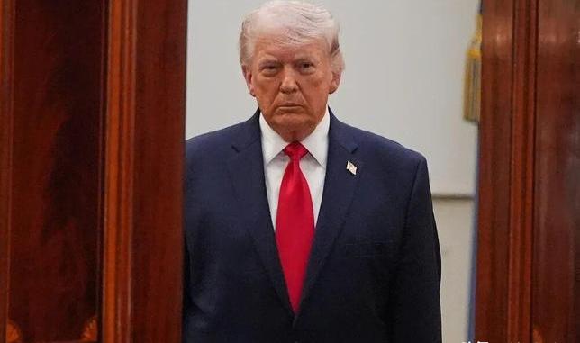 79岁的特朗普，最近频繁被传"去世"，白宫虽然火速辟谣，但镜头下的他，身体异常信