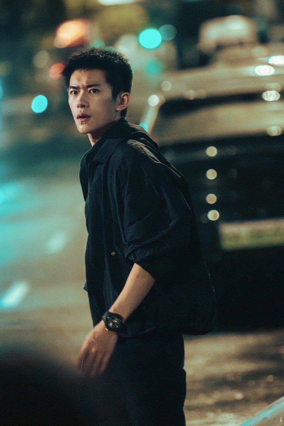 易烊千玺严迪太夯了 严迪简直就是为易烊千玺量身定制的！专业冷静，聪明敏锐，每一个